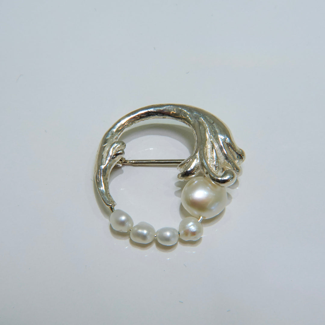 BAROQUE PEARL CIRCLE LEAF BROOCH