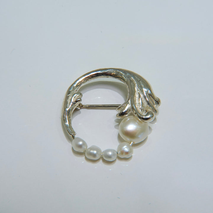 BAROQUE PEARL CIRCLE LEAF BROOCH