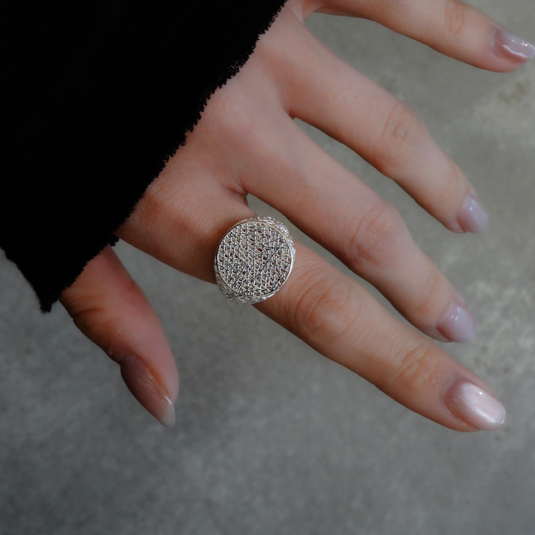 irregularly intersecting mesh ring [Tōkan1]