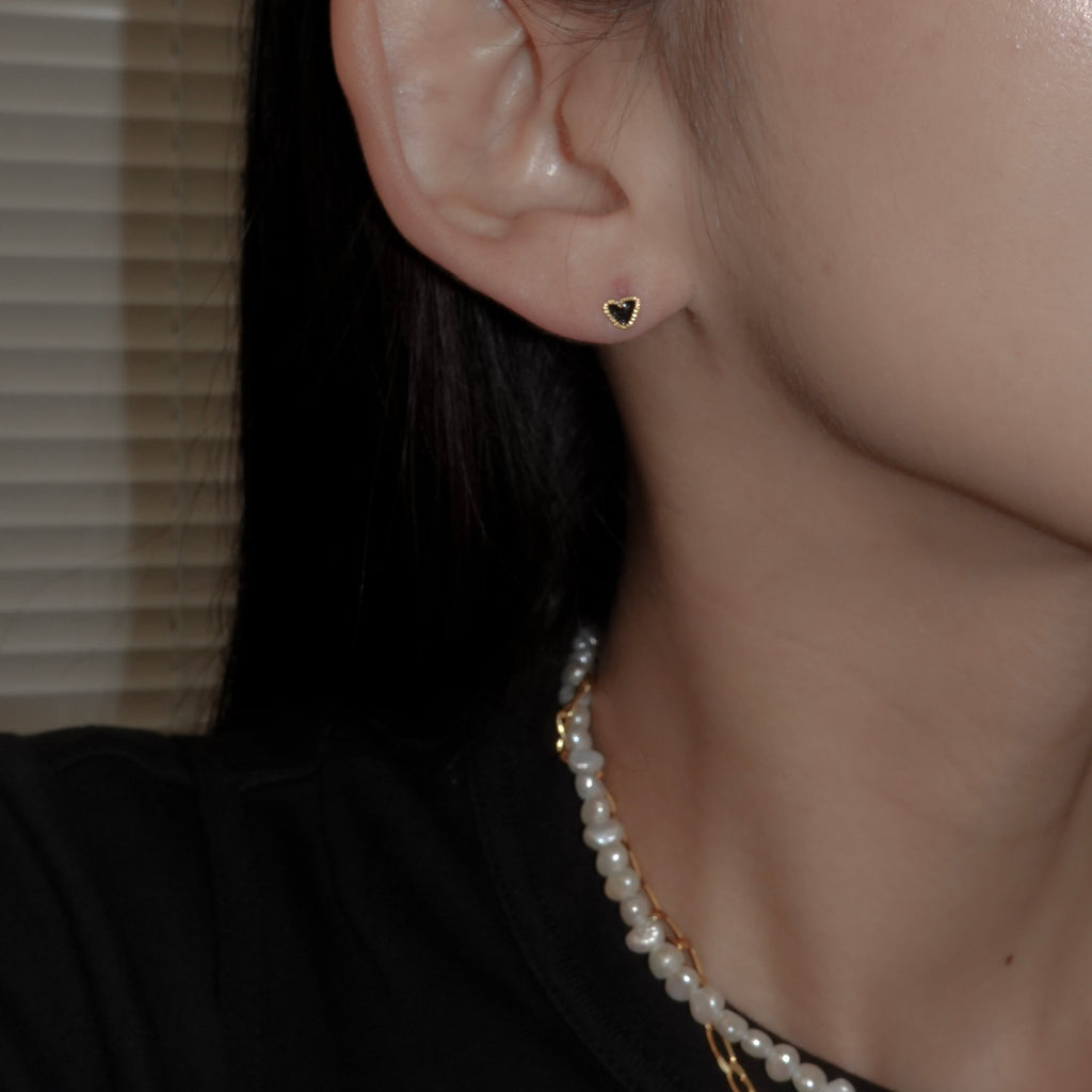 YU-KIN TINY HEAT EARRINGS