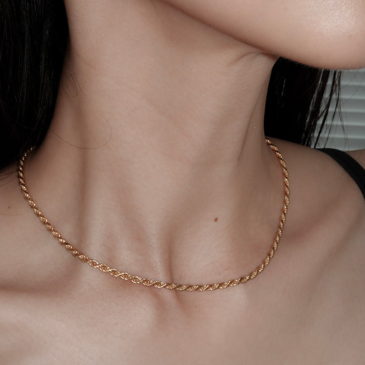 SIMPLE LAYERED M NECKLACE