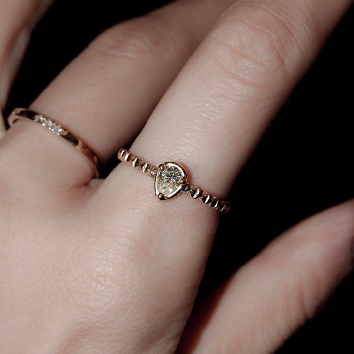 K10ファンシーカラーダイヤフィレンツェ彫りリング(一点もの)