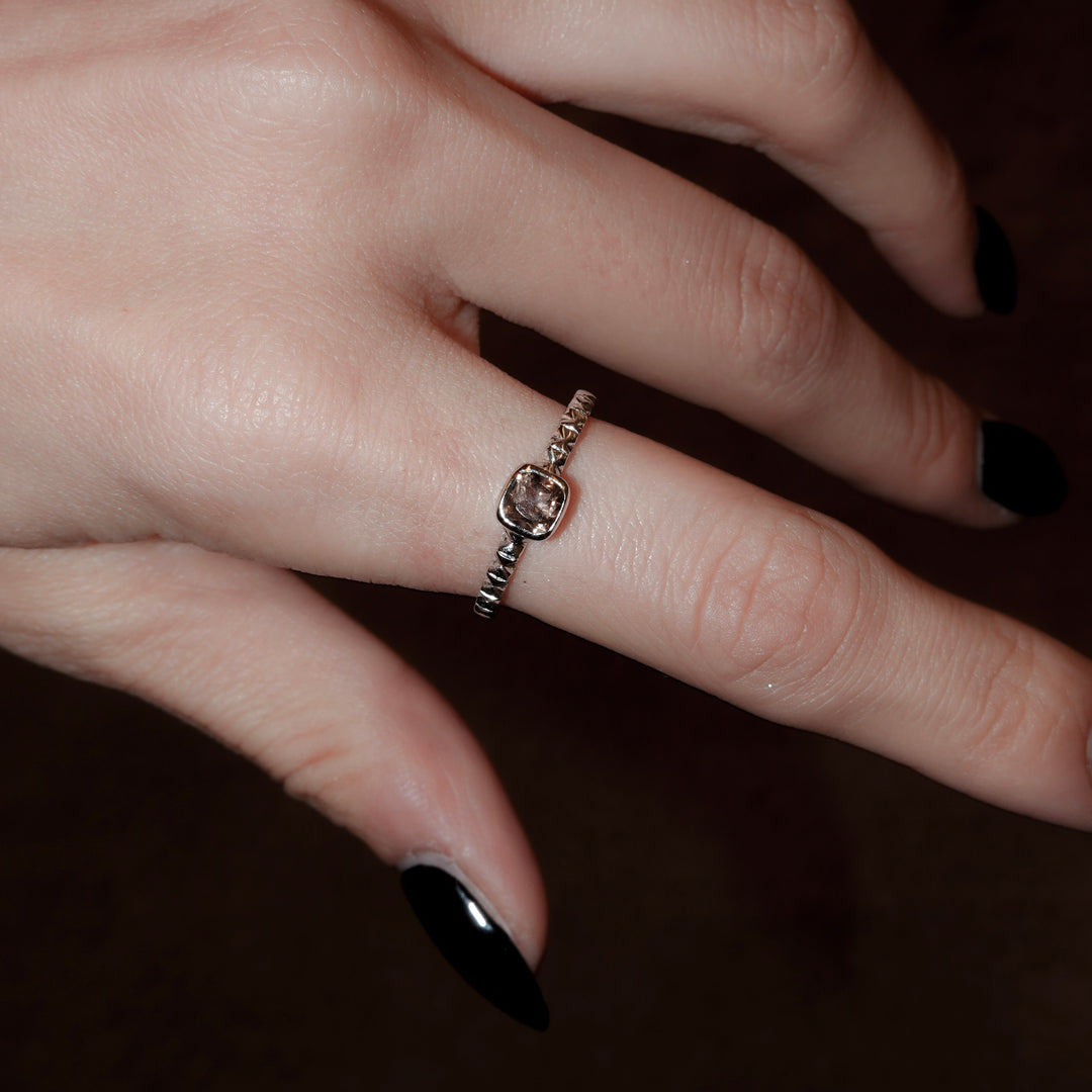 シルバースモーキークオーツフィレンツェ彫りリング