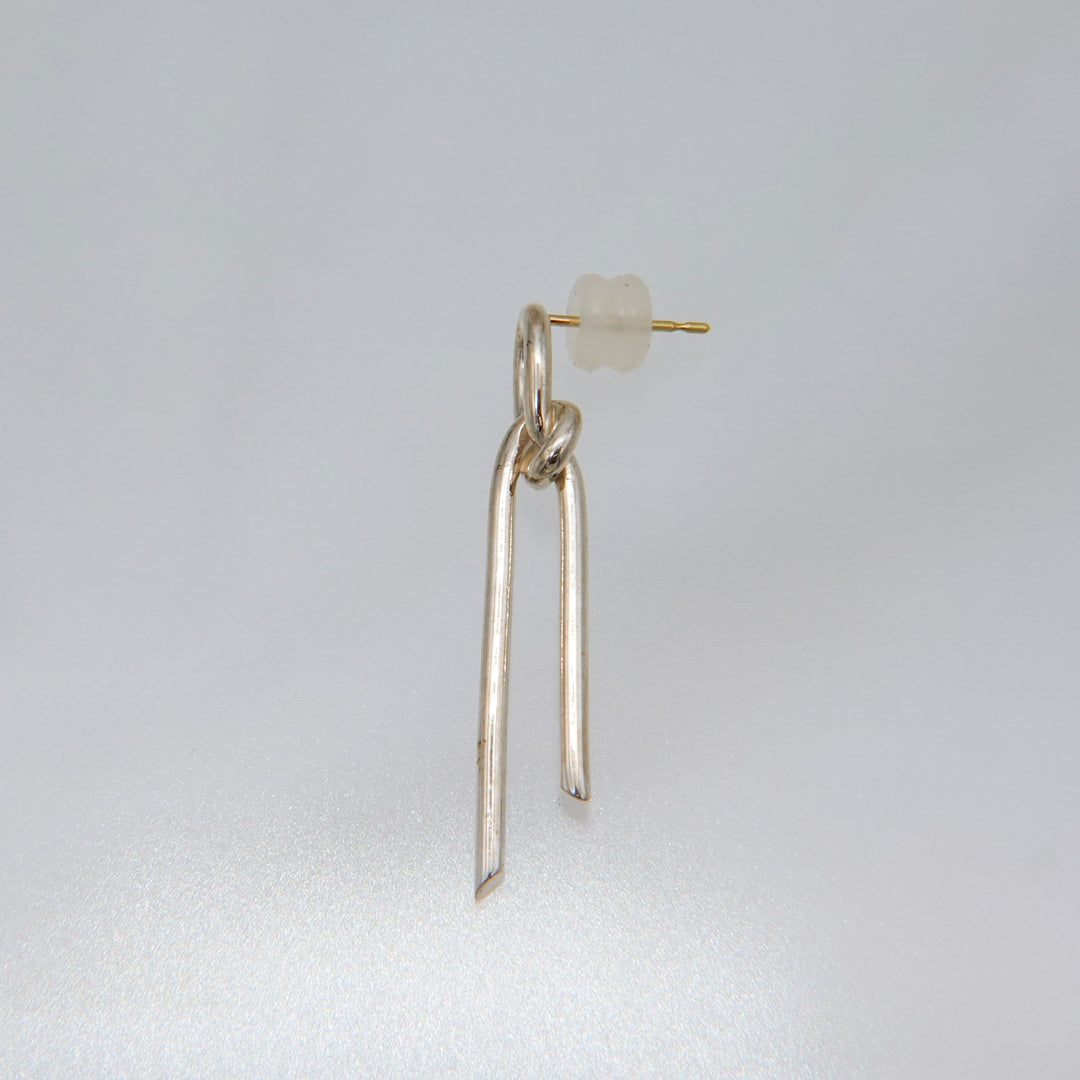 THREADS Silver R Pierced Earrings