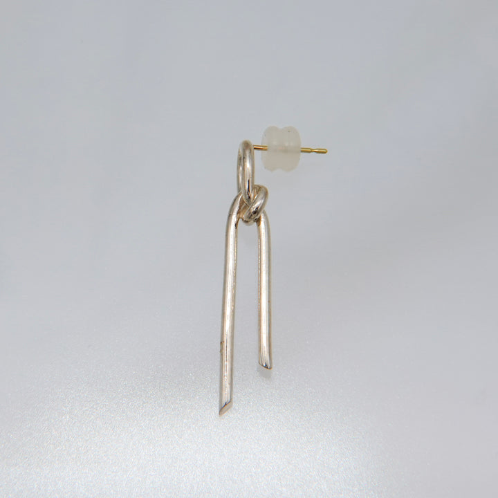 THREADS Silver R Pierced Earrings