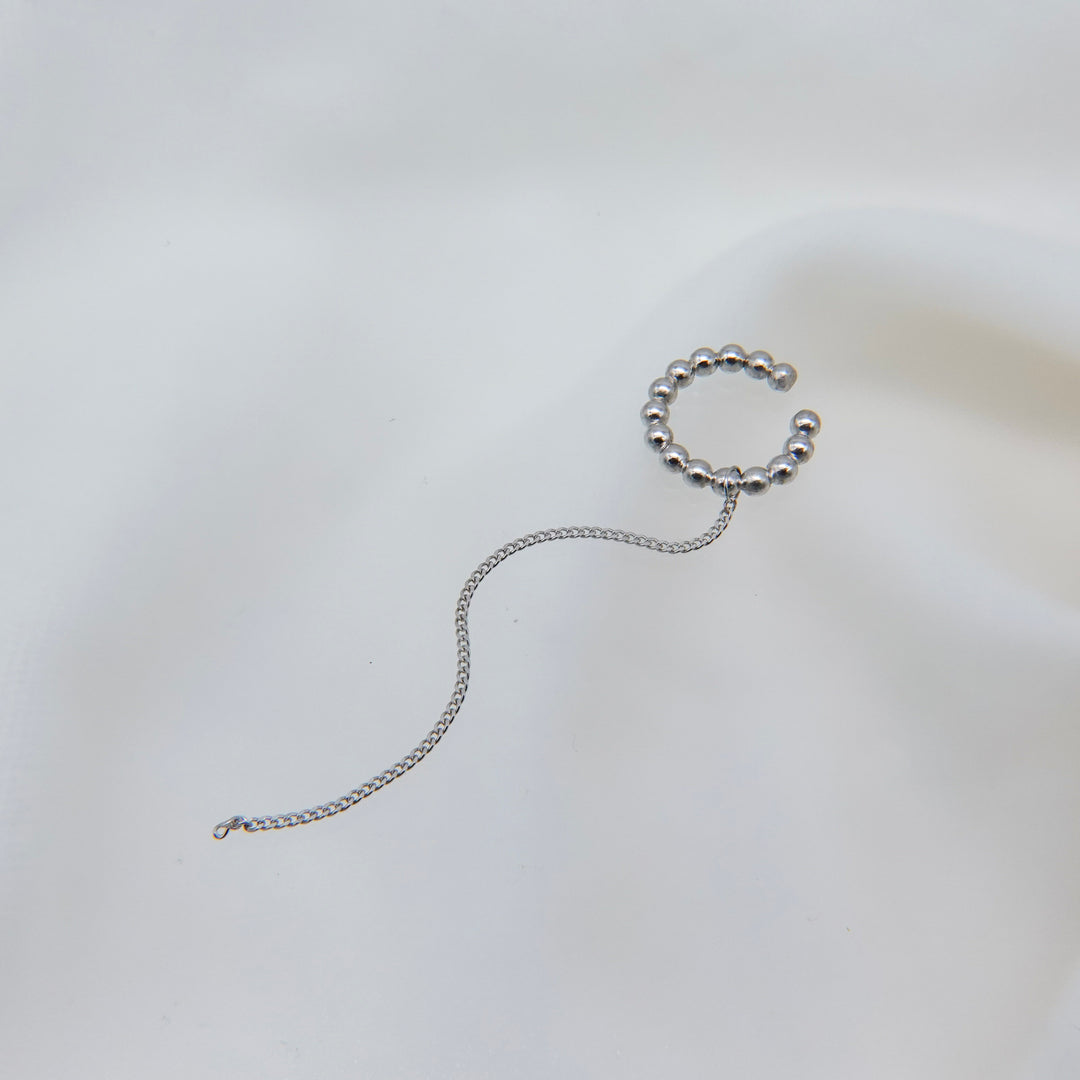 Dotted chain earcuff