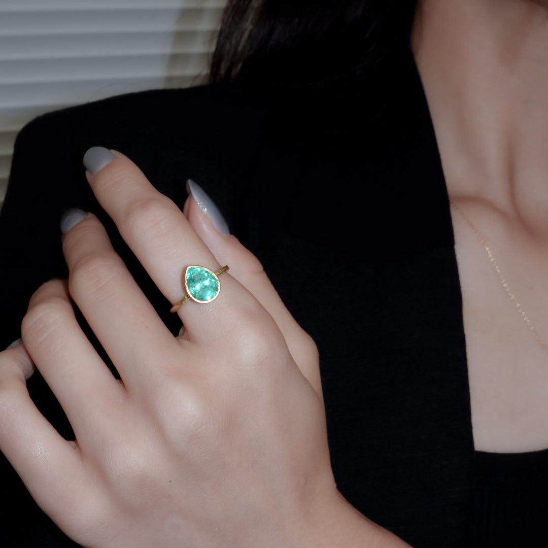 Emerald pear shape ring