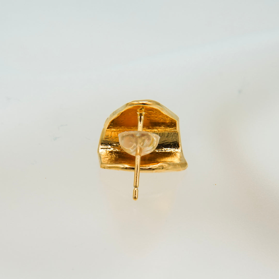 ラッキーチャームピアス(Gold)_トライアングル