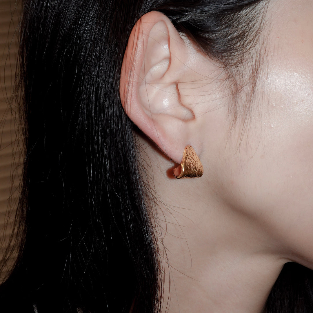 ラッキーチャームピアス(Gold)_トライアングル