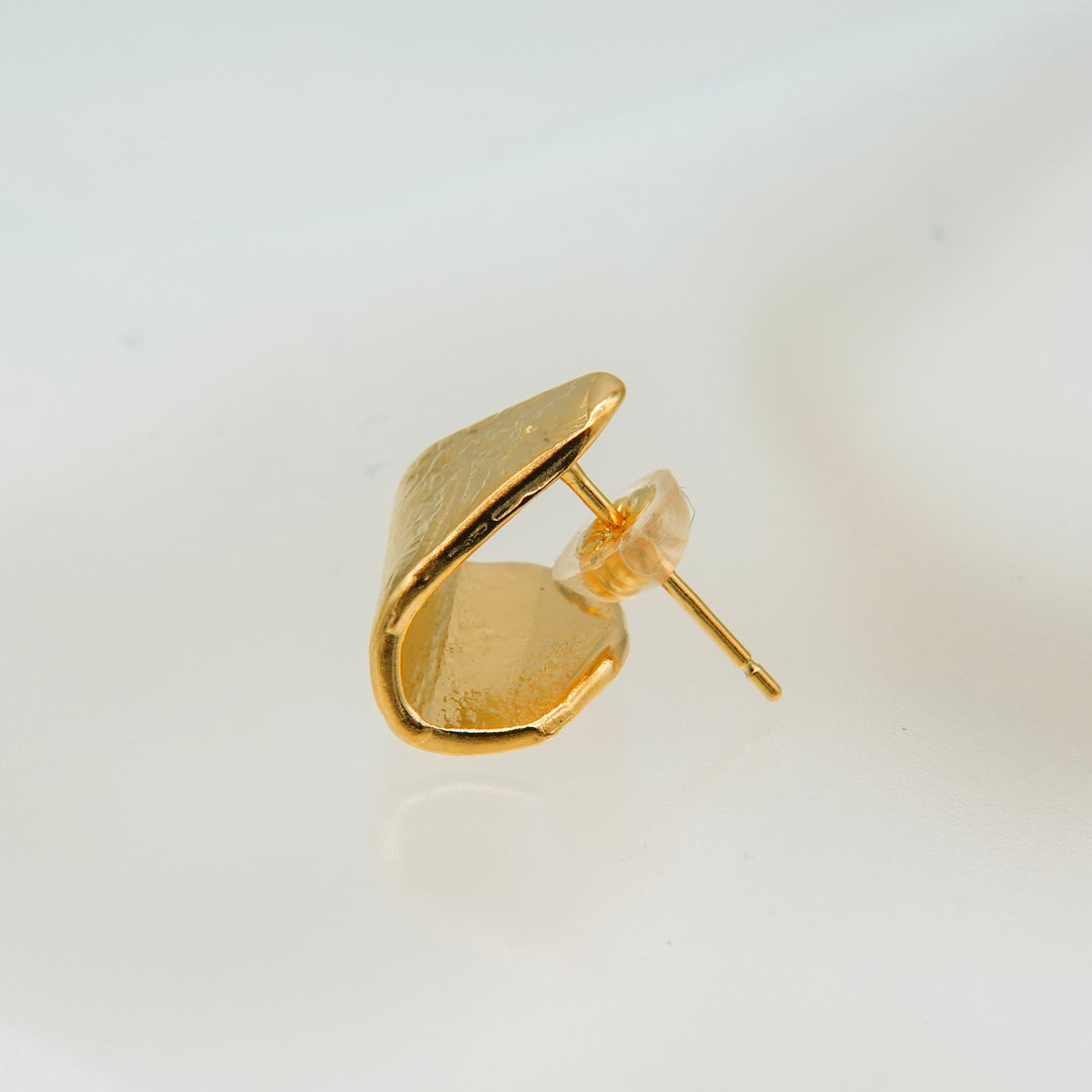 ラッキーチャームピアス(Gold)_トライアングル