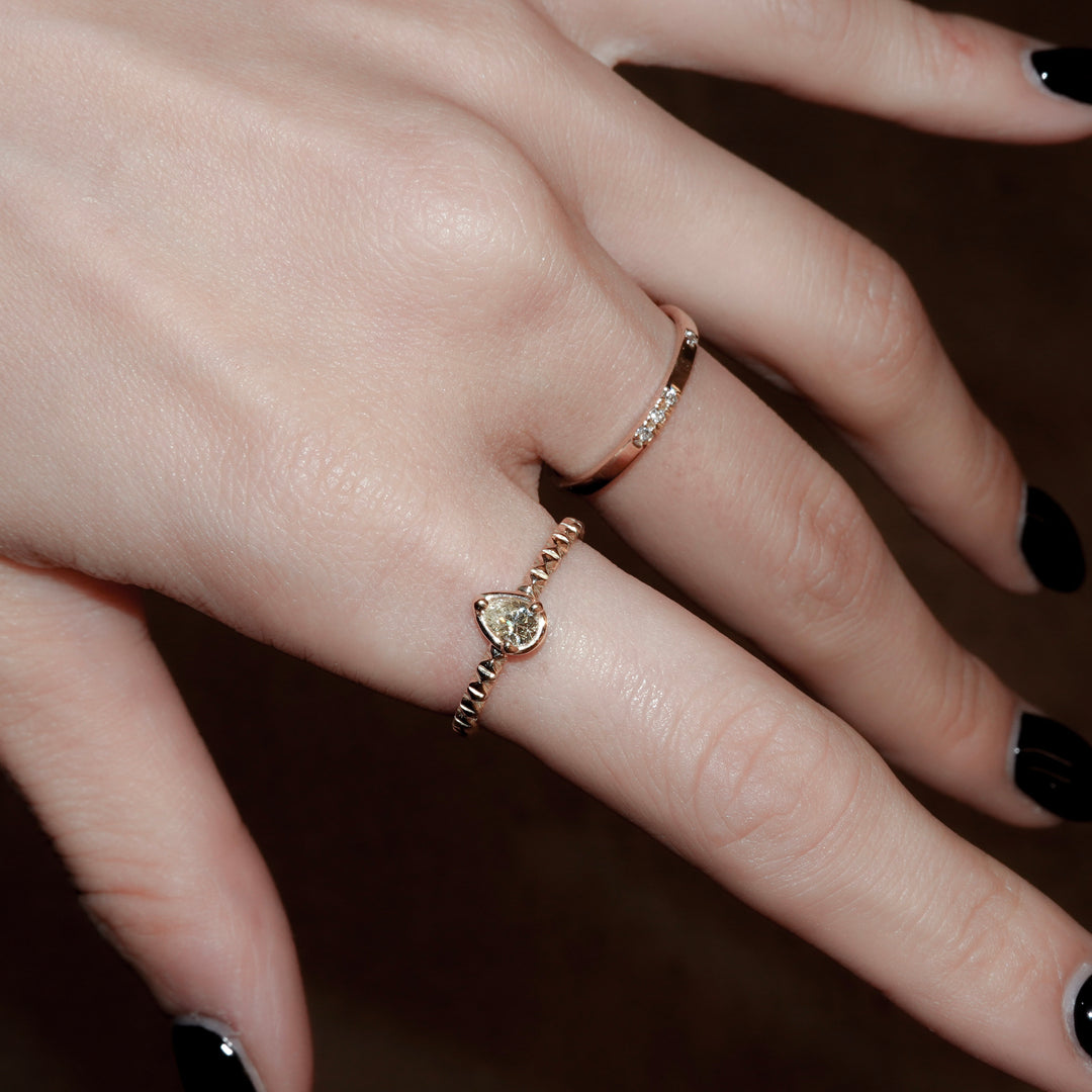 K10ファンシーカラーダイヤフィレンツェ彫りリング(一点もの)