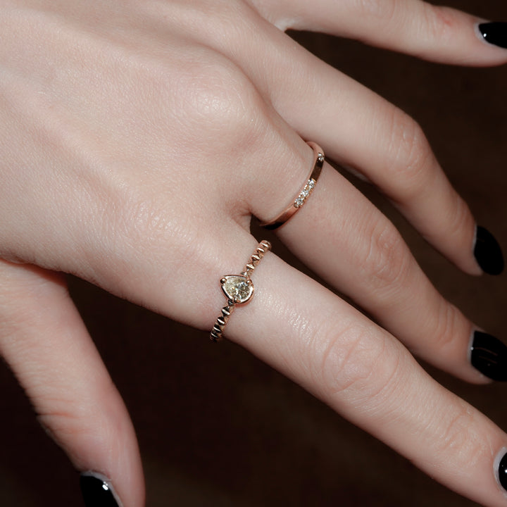 K10ファンシーカラーダイヤフィレンツェ彫りリング(一点もの)