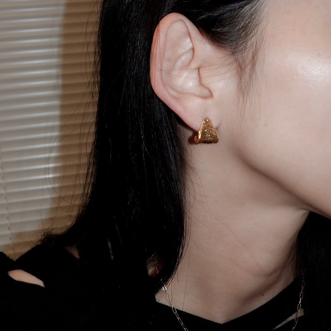 ラッキーチャームピアス(Gold)_トライアングル