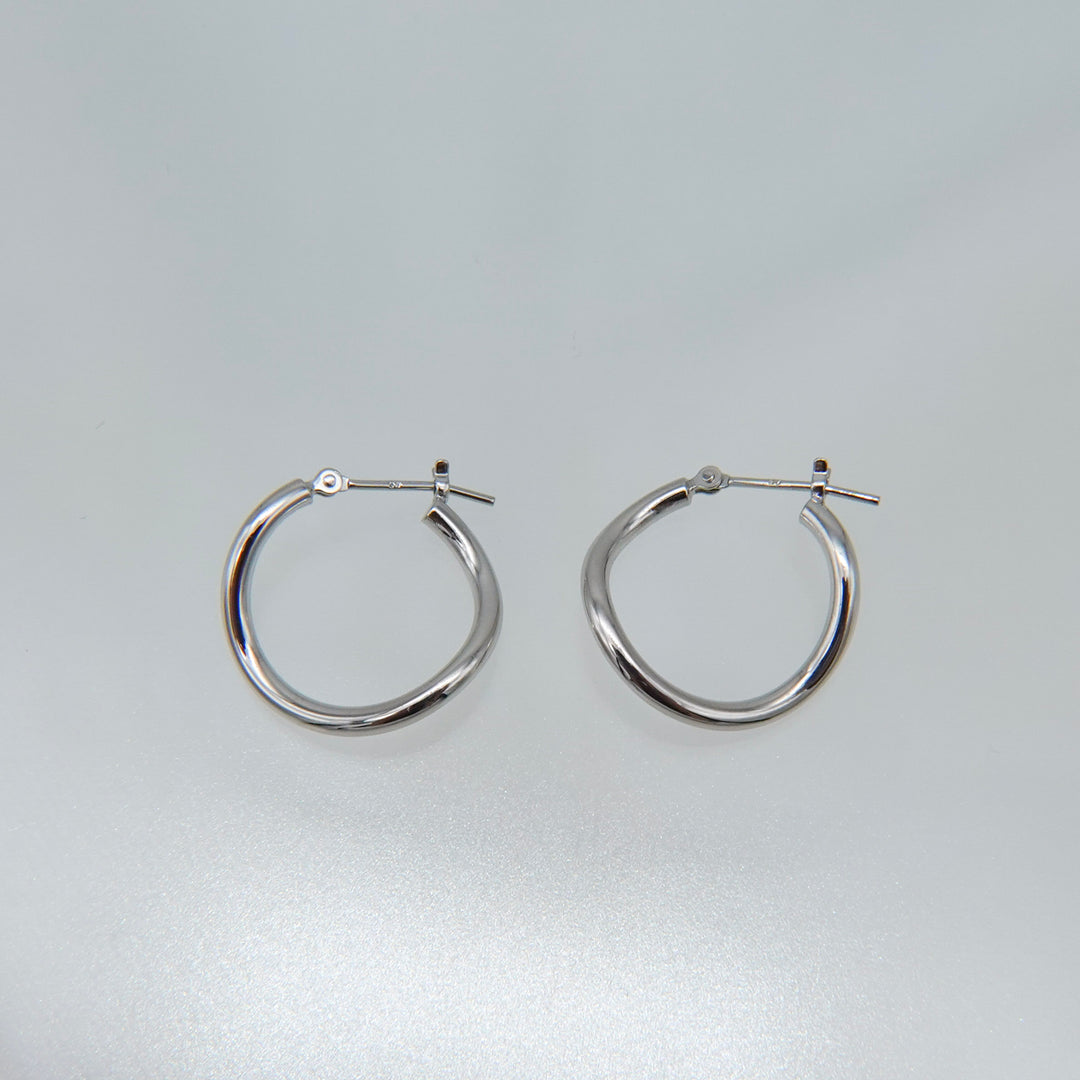 シルバー ウェーブフープピアス