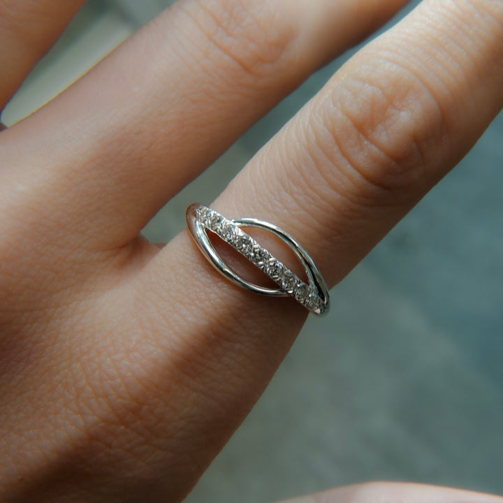 YU-KIN DIAMOND FLOW RING