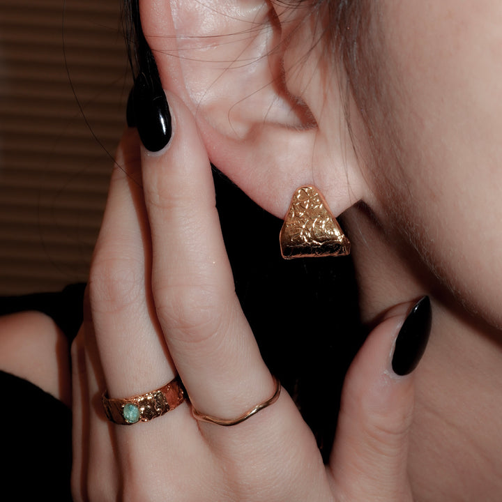 ラッキーチャームピアス(Gold)_トライアングル