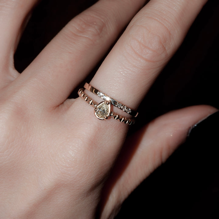 K10ファンシーカラーダイヤフィレンツェ彫りリング(一点もの)