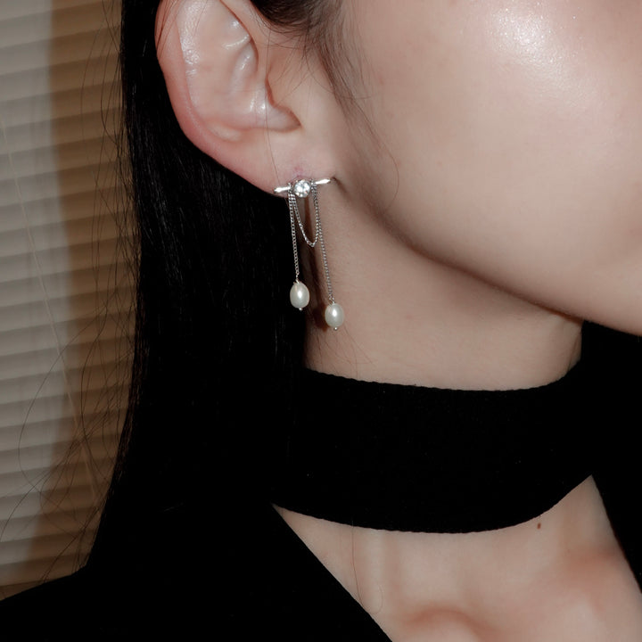 Axis earring with pearl chain