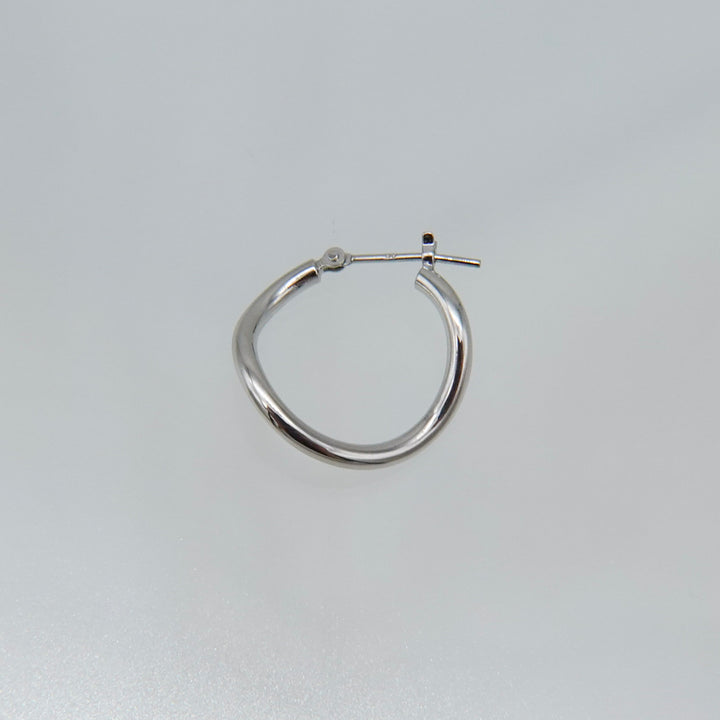 シルバー ウェーブフープピアス