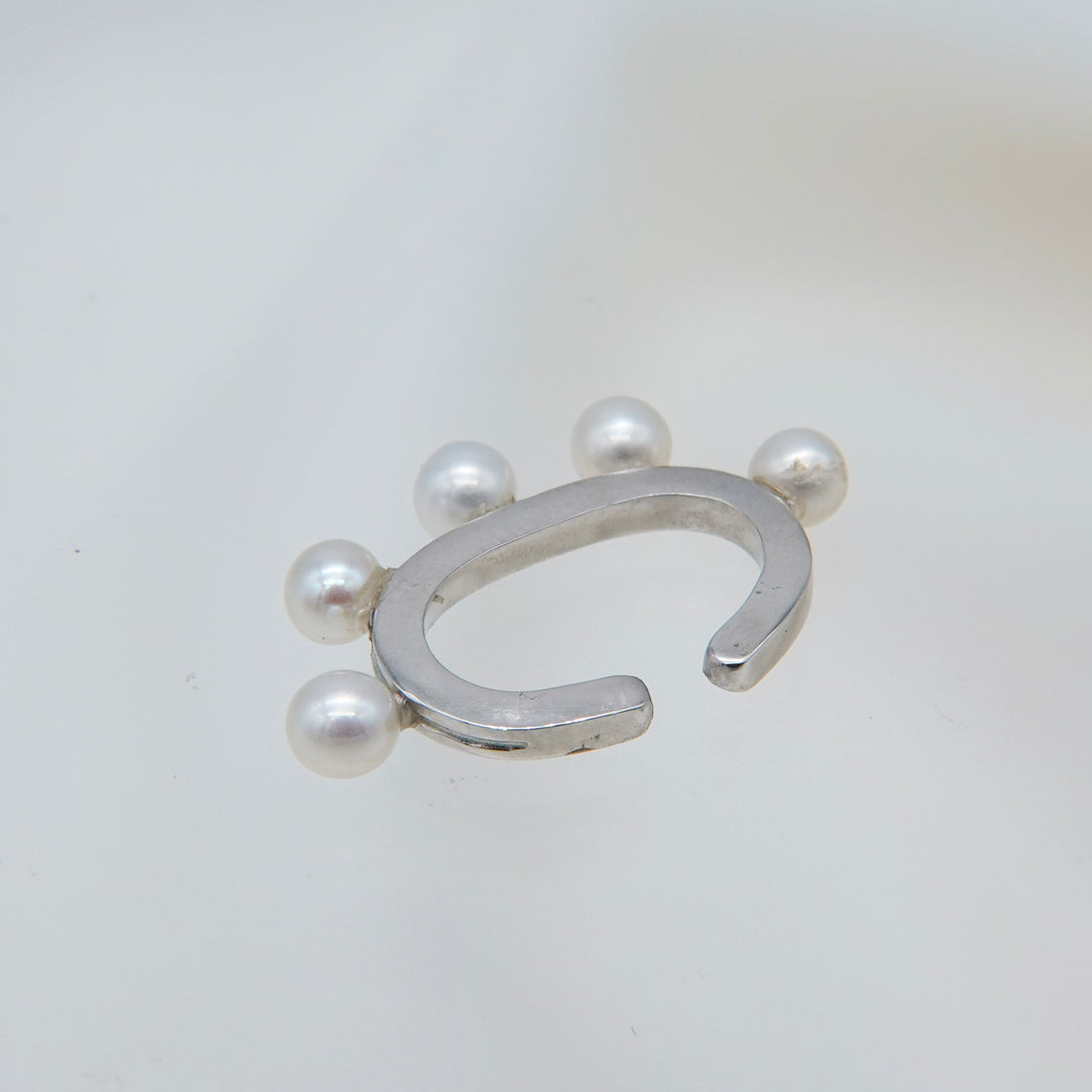 Dotted pearl earcuff