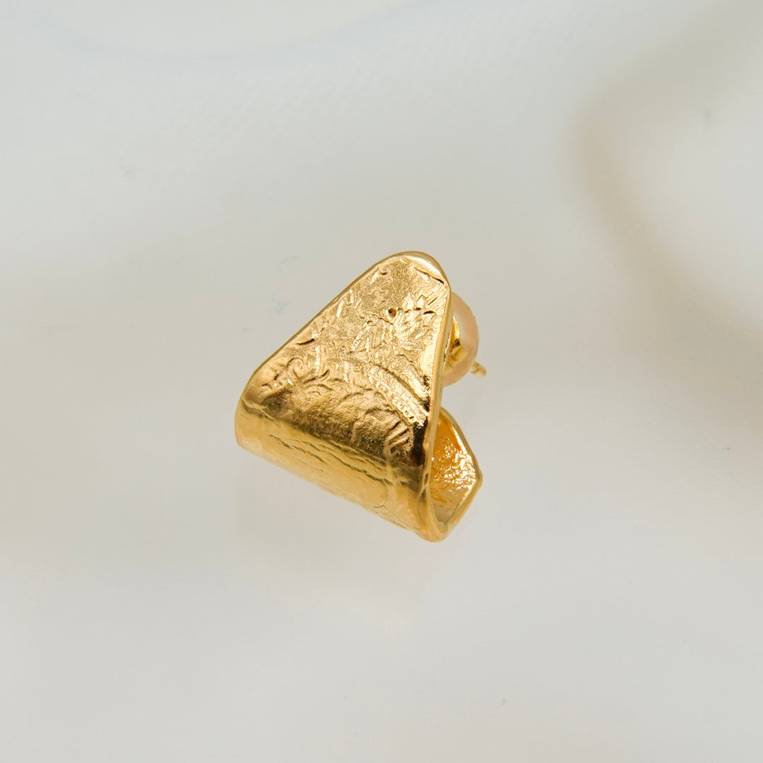 ラッキーチャームピアス(Gold)_トライアングル