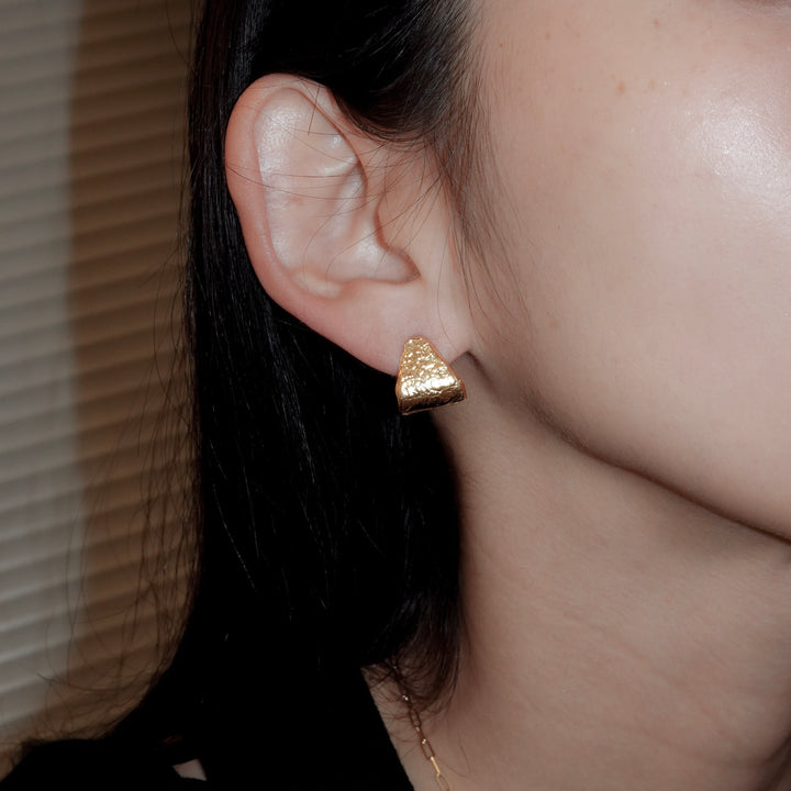 ラッキーチャームピアス(Gold)_トライアングル