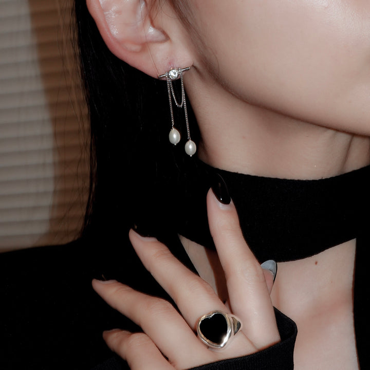 Axis earring with pearl chain