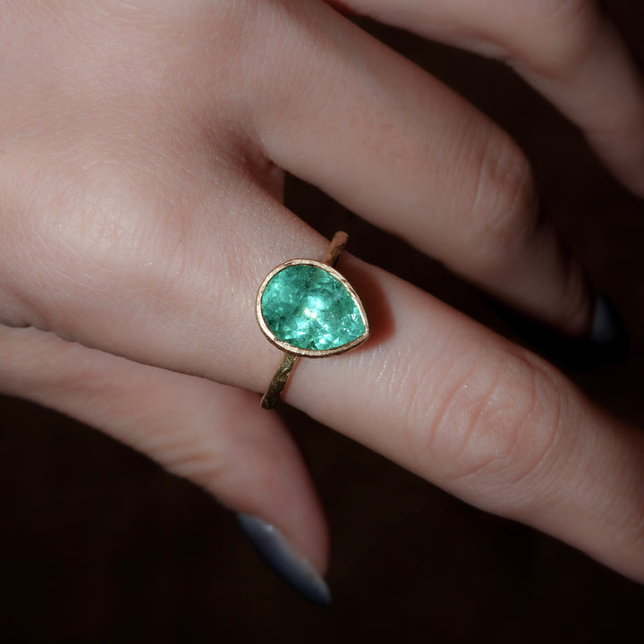 Emerald pear shape ring