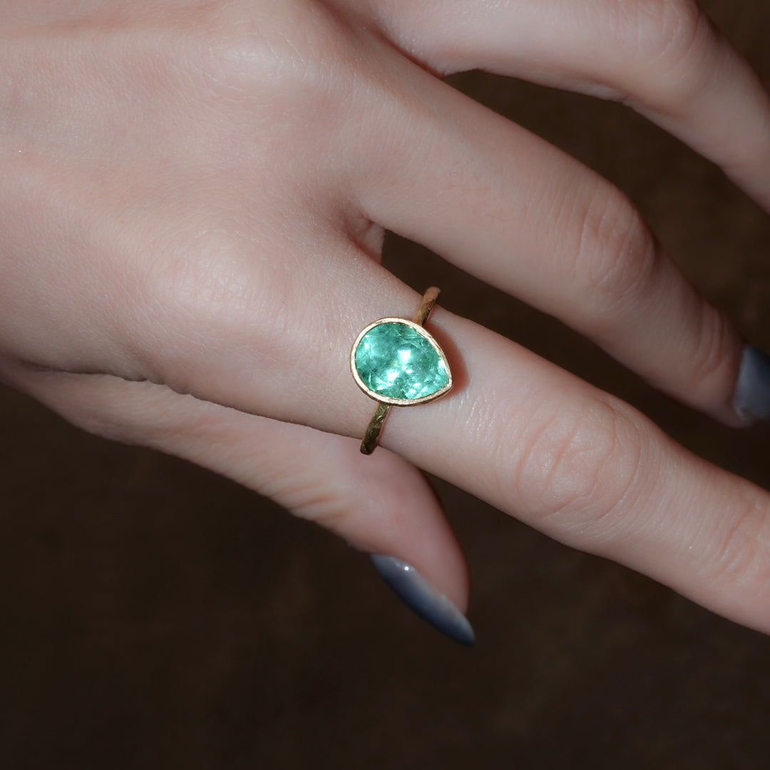Emerald pear shape ring