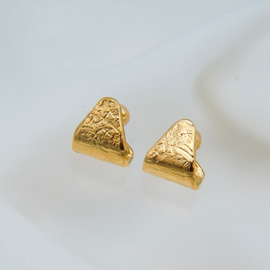 ラッキーチャームピアス(Gold)_トライアングル