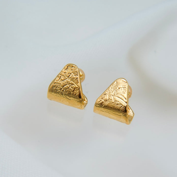 ラッキーチャームピアス(Gold)_トライアングル