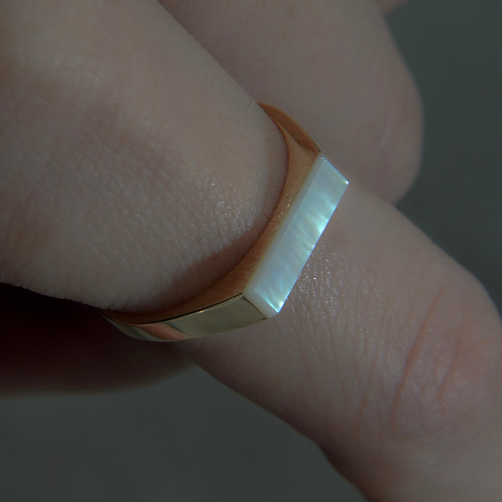 NARROW SHELL SIGNET RING