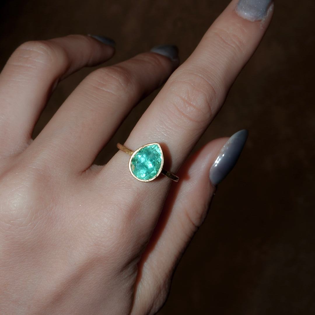 Emerald pear shape ring