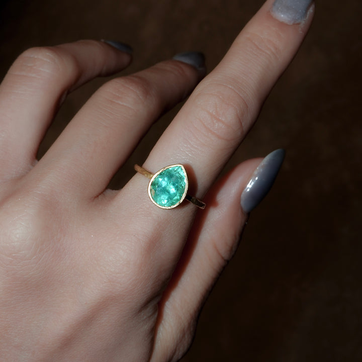 Emerald pear shape ring