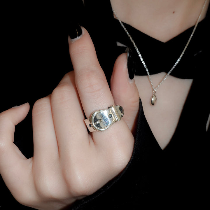 "Buckle" ring