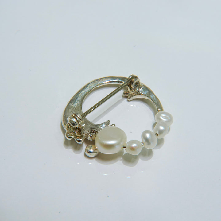 BAROQUE PEARL CIRCLE LEAF BROOCH