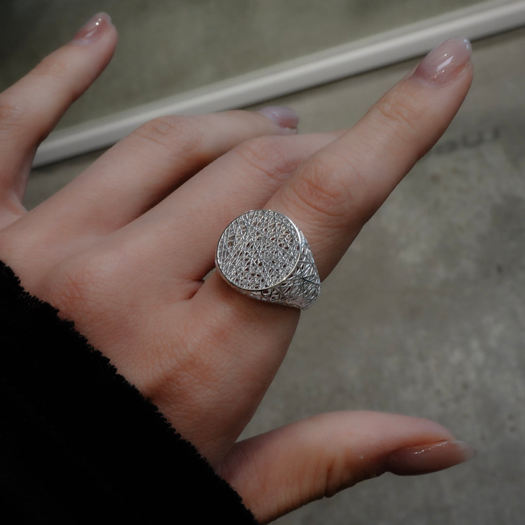 irregularly intersecting mesh ring [Tōkan1]