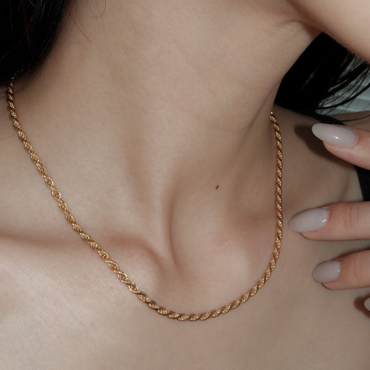 SIMPLE LAYERED M NECKLACE