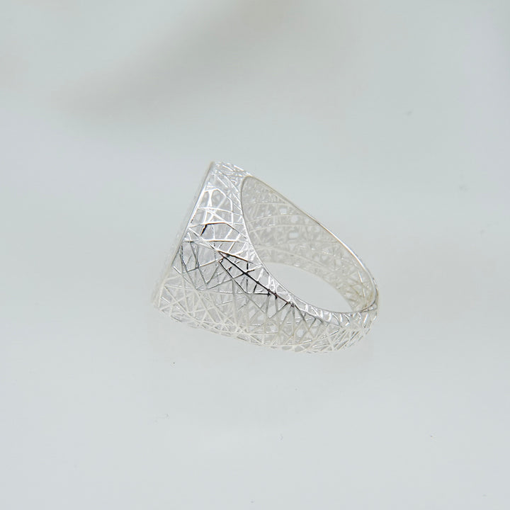irregularly intersecting mesh ring [Tōkan1]