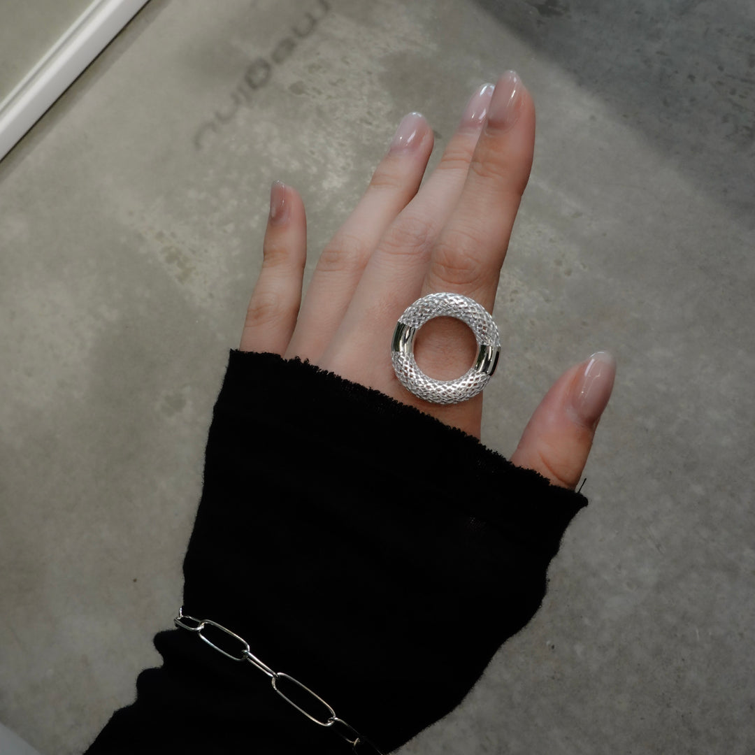 irregularly intersecting mesh ring [Tōkan2]