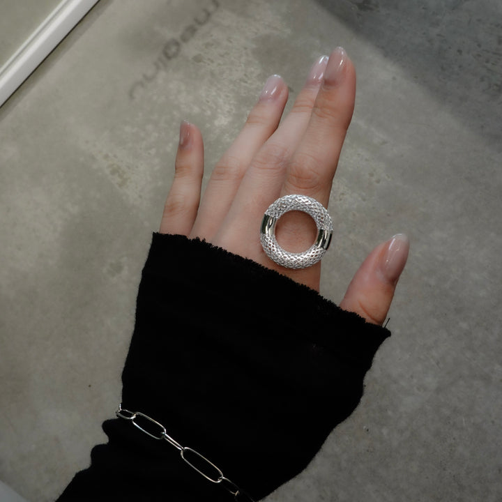 irregularly intersecting mesh ring [Tōkan2]