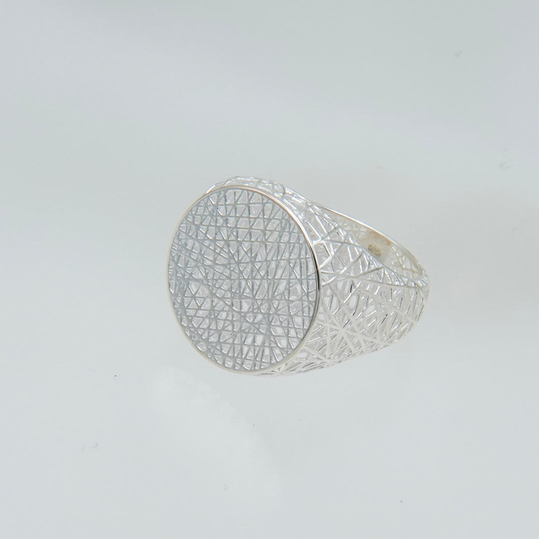 irregularly intersecting mesh ring [Tōkan1]