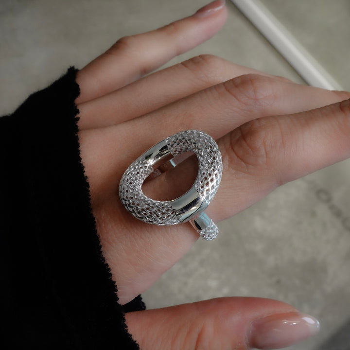 irregularly intersecting mesh ring [Tōkan2]