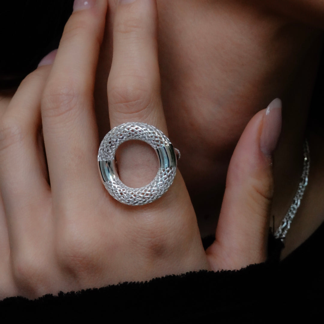 irregularly intersecting mesh ring [Tōkan2]