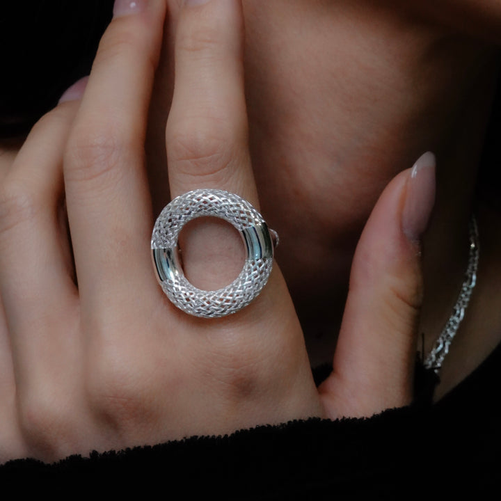 irregularly intersecting mesh ring [Tōkan2]