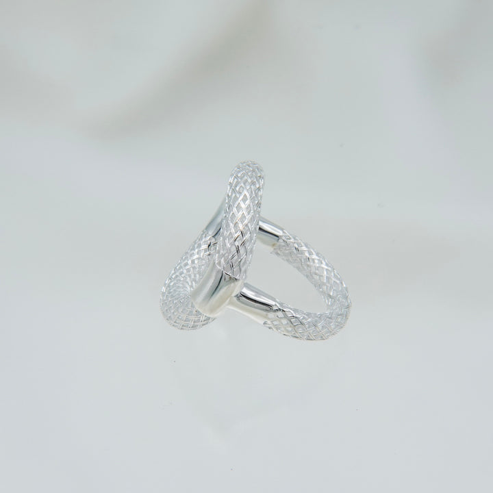 irregularly intersecting mesh ring [Tōkan2]