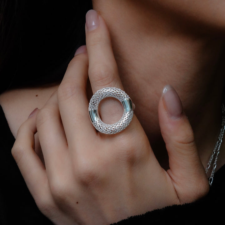 irregularly intersecting mesh ring [Tōkan2]