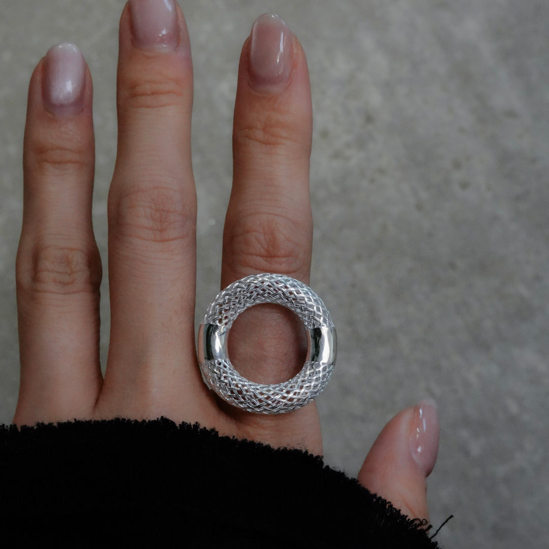 irregularly intersecting mesh ring [Tōkan2]