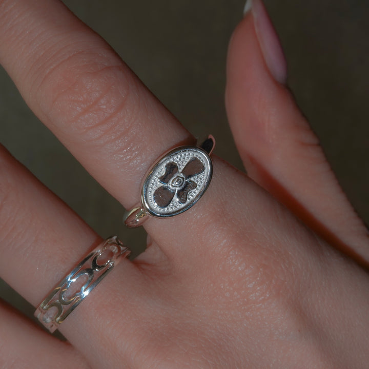 signet flower ring