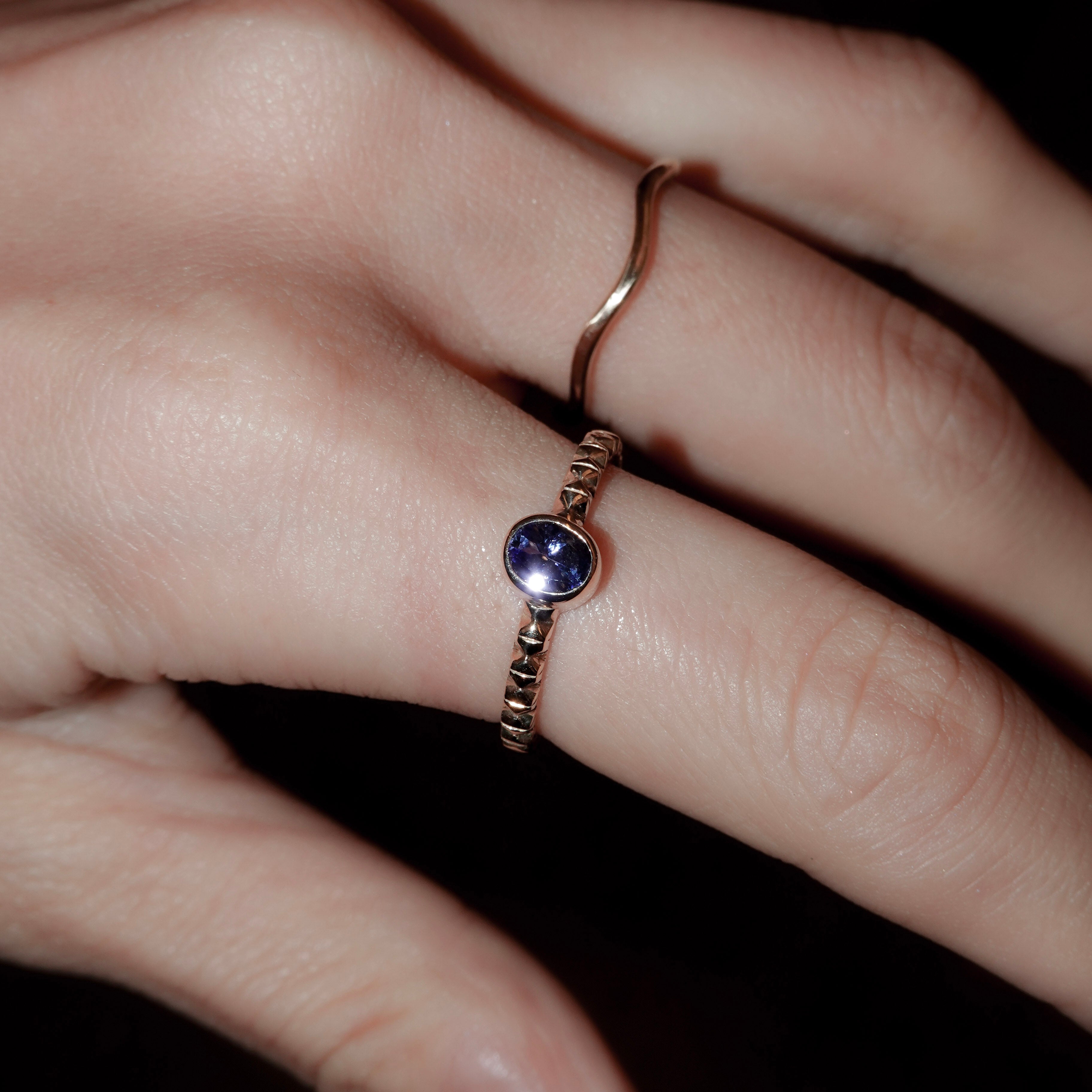 K10タンザナイトフィレンツェ彫りリング 13号 – unigem